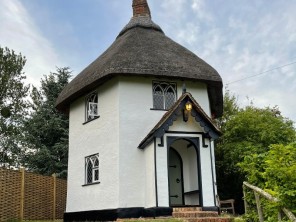 1 Bedroom Romantic Roundhouse in the Village of Finchingfield, Essex, England